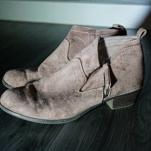 Arizona Size 9 Tan Booties